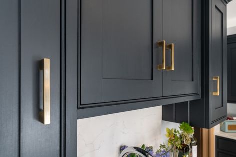 Introducing Black in the kitchen from Farrow & Ball - Nicholas Bridger Farrow Ball Off Black, Farrow And Ball Off Black Kitchen, Off Black Farrow And Ball, Pelmet Ideas, Black Shaker Kitchen, Blue Shaker Kitchen, Farrow And Ball Kitchen, Shaker Style Furniture, Black Kitchen Design