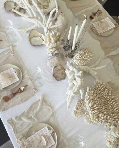 Beach Table Settings, Beach Table, Sea Wedding, Tafel Decor, Dream Future, Beautiful Beach Wedding, Venue Decorations, Setting Ideas, Beach Wedding Decorations