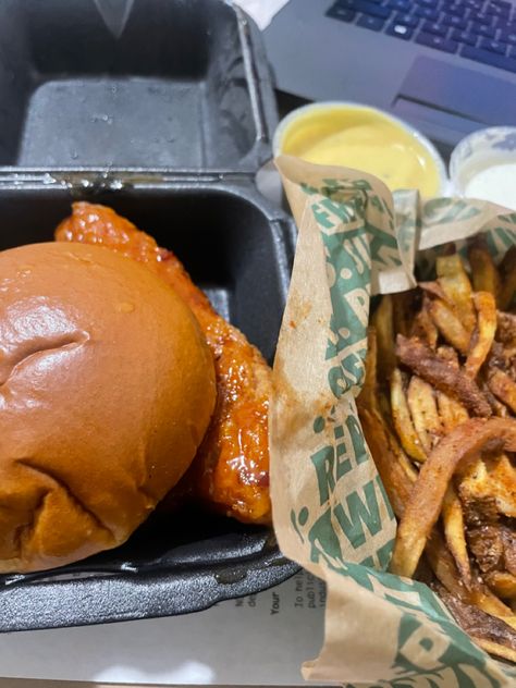 Wingstop Sandwich, Sandwich And Fries, Detroit Food, Healthy Lifestyle Food, Lemon Pepper, Cajun Seasoning, Food Goals, Smoothie Recipes Healthy, Food Obsession