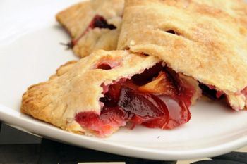 Plum Hand Pies, up close Plum Pie, Hand Pie Recipes, Fried Pies, Confort Food, Hand Pie, Fruit Cobbler, Food Advertising, Butter Pie, Hand Pies