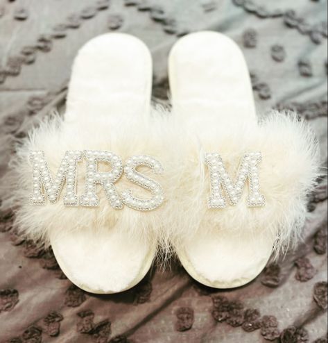 Our slippers are hand custom made for you and it can be customized with your own text. Beautiful feather slippers Bride Details, Bridal Slippers, Bride Slippers, Gift Bachelorette Party, Bachelorette Party Gift, Bridal Bachelorette Party, Wedding 2025, Future Wedding Plans, Dream Wedding Ideas Dresses