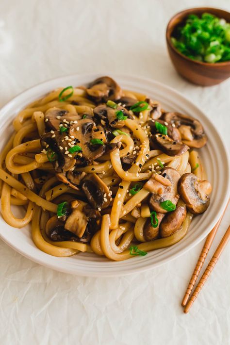 Mushroom Udon Noodles, Udon Mushroom, Easy Udon Noodle Recipe, Korean Udon, Tofu Udon, Veggie Udon, Mushroom Udon, Udon Noodle Recipe, Mushroom Noodles