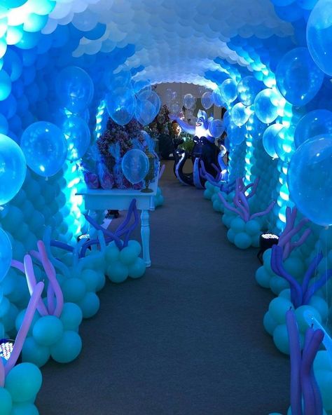 Under The Sea Xv Theme, Sweet 16 Under The Sea Theme, Under The Sea Theme Birthday Party, Underwater Prom Theme, Under Water Party Decor, Underwater Balloon Decor, Under The Sea Balloon Decor, Ocean Themed Quinceanera, Under The Sea Sweet 16 Ideas