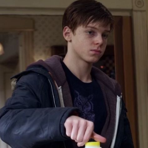 Cameron Monaghan as Ian Gallagher in Shameless S1E02 Ian Gallagher Pfp, Ian Gallagher Season 1, Pfp Trans, Shameless Characters, Ian Gallagher, Ian Shameless, Shameless Tv Show, Baby Clothes Country, Noel Fisher