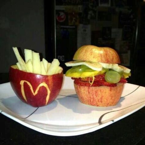 McDonald's burger & fries made out of fruit! Funny Friday Memes, Diet Vegetarian, Friday Humor, 500 Calories, 웃긴 사진, Food Humor, Junk Food, Funny Images, Chia