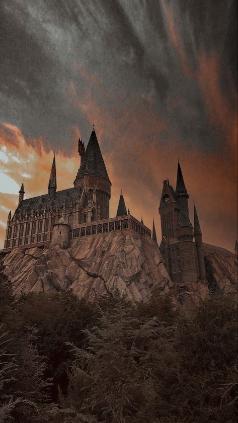 Harry Potter Ios Home Screen, Hogwarts Background Aesthetic, Howards Castillo Harry Potter, Hogwarts Wallpaper Iphone, Aesthetic Wallpaper Hogwarts, Dark Hogwarts Aesthetic, Harry Potter Asthetics Photos, Hogwarts Scenery, Hogwarts Castle Aesthetic