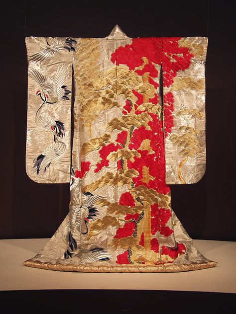 Japanese Wedding Kimono, Gold Kimono, Kabuki Costume, Kimono Art, Black Japanese, Kimono Japan, Traditional Japanese Kimono, White Kimono, Wedding Kimono