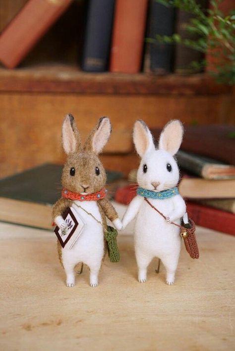 Needle Felted Rabbit, Felting Bunny, Needle Felt Bunny, Diy Bunnies, Felted Bunnies, Needle Felting Animals, Tovad Ull, Felted Bunny, Felted Acorns