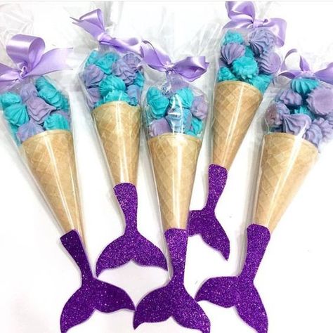 Ideas de decoración para mesa dulce con temática de sirenas Diy Mermaid Birthday Party, Ariel Birthday Party, Ariel Party, Mermaid Birthday Party Decorations, Mermaid Theme Birthday Party, Mermaid Birthday Cakes, Ariel Birthday, Mermaid Party Decorations, Mermaid Diy