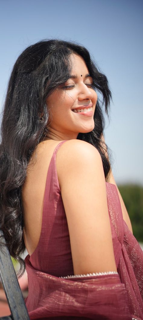 Mirnalini Ravi, Curvy Girl Fashion, Girl Fashion, Saree, Actresses, Beauty, Quick Saves