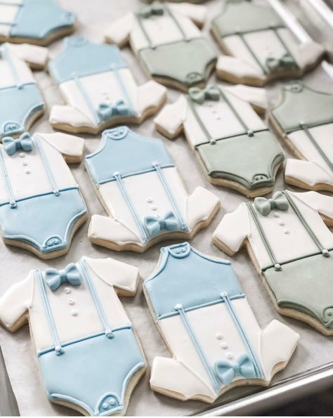 Baby Boy Cookies, Onesie Cookies, Gender Reveal Cookies, Baby Shower Sweets, Royal Iced Cookies, Sugar Cookie Royal Icing, Sugar Cookie Icing, Themed Cookies, Baby Shower Desserts