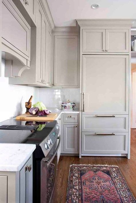 U-Shaped traditional style kitchen White Transitional Kitchen, Hgtv Kitchens, Kitchen Cabinet Inspiration, Kitchen Cabinet Color Ideas, Cabinet Inspiration, Painted Kitchen Cabinets Colors, Gray And White Kitchen, Beige Kitchen, U Shaped Kitchen