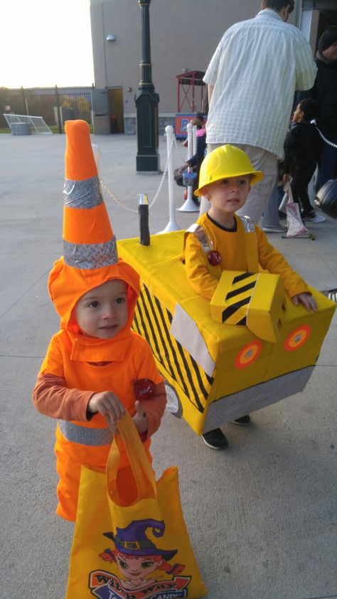 Halloween costumes 2016: Aidan wanted to be a giant excavator and wanted his little brother to be a cone. done! Backhoe Halloween Costume, Toddler Brother Halloween Costumes, Construction Cone Costume, Halloween Brothers Costumes, Excavator Costume, Dump Truck Halloween Costume Diy, Brother Costumes, Backhoe Costume Diy, Diy Dump Truck Costume