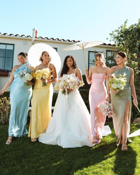 If you have considered incorporating mismatched dresses into your entourage, this one’s for you. Photo @mumuweddings Pastel Colour Bridesmaid Dresses, Wedding Foods, Delta Dawn, Mismatched Dresses, Pastel Wedding Theme, Pastel Bridesmaids, Mix Match Bridesmaids, Colour Wedding, Spring Bridesmaid Dresses