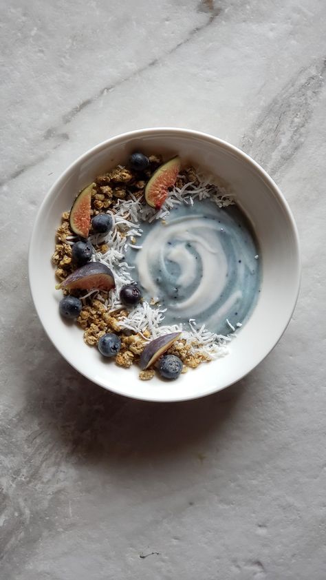 Spirulina Yogurt Bowl, Spirulina Bowl, Spirulina Recipes, Blueberry Granola, Healthy Weight Gain Foods, Polynesian Food, Blue Spirulina, Blue Green Algae, Yogurt And Granola