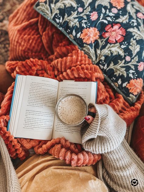 Reading Inspiration Aesthetic, Cozy Winter Book Aesthetic, Fall Bookstagram Ideas, Love Books Aesthetic, Reset Weekend, Cozy Bookstagram, Cozy Book Aesthetic, Book Lover Aesthetic, Bookstagram Aesthetic