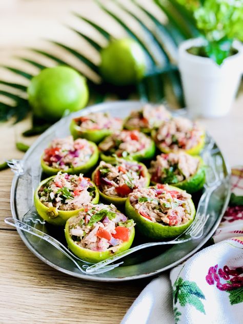 Une idée de présentation « fusion » pour l’apéro ! La salade (de) thon mauricienne est un classique à la maison ! C’est vraiment quelque chose que ma maman me faisait et me mettait dans mon sandwich pour aller à l’école. C’est une recette peu banale car avec la coriandre fraîche et les piments oiseaux, cette salade devient vraiment bonne ! Ici j’ai décidé de revisiter un peu le visuel dans des moitiés de citron vert. De plus, je voulais présenter quelque chose de simple mais joli sur le ... World Recipes, Food Truck, Cucumber, Seafood, Food And Drink, Sauce, Cooking Recipes, Salad, Drinks