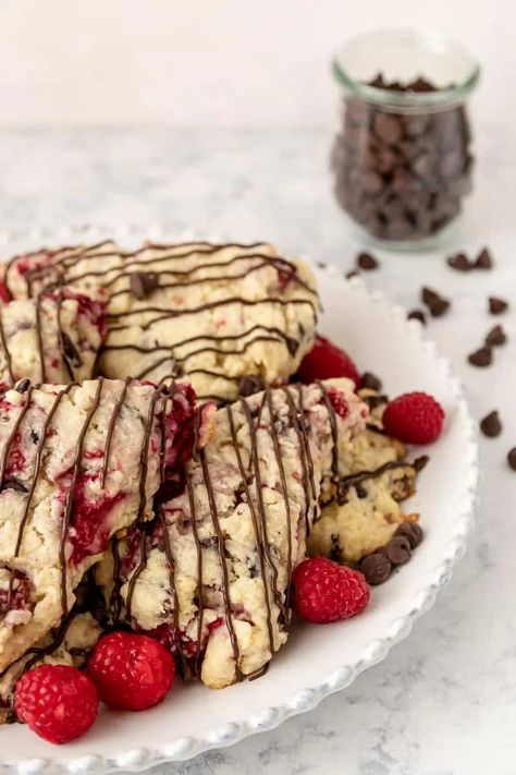 Fresh raspberry chocolate chip scones - freezer friendly Raspberry Chocolate Chip Scones, Raspberry Scones Recipe Easy, Whole Pig Roast, Oatmeal Scones, Mini Scones, Chocolate Chip Scones, Raspberry Chocolate Chip, Raspberry Scones, How To Make Scones