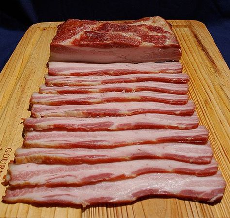 Home Made Bacon, Smoked Bacon Recipes, Curing Bacon, Make Bacon, How To Make Bacon, Smoked Meat Recipes, Homemade Sausage, Smoked Food Recipes, Processed Meat