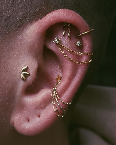 Ear Piercing Stacks, Ear Mapping Piercing, Coin Slot Piercing, Ear Mapping, Double Conch Piercing, Piercings Corps, Piercing Stack, Curated Ear Piercing, Punk Piercings