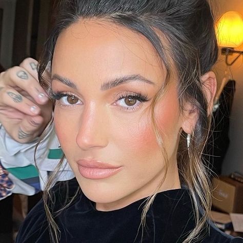 𝗕𝗲𝗮𝘂𝘁𝘆 𝗚𝗼𝗹𝗱 | Makeup Stockist on Instagram: “Natural Glam 💋 The amazing @emmyclarkson created this stunning look on the beautiful @michkeegan ✨ Featuring the @__dollbeauty_ Bronzer…” Michelle Keegan Hair, Hollywood Flawless Filter, Flawless Filter, Michelle Keegan, Gold Makeup, Natural Glam, Beauty Goals, Eye Primer, Casual Hairstyles