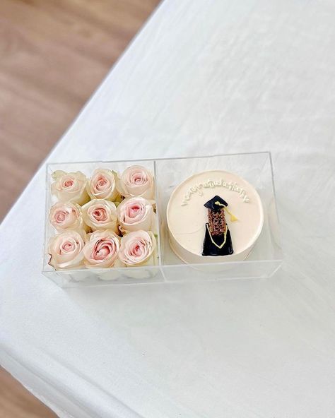 Lunch Box Cake, Cake And Flowers, Gold Graduation Party, Fruit Basket Gift, Bouquet Box, Favorite Mm, Mini Cakes Birthday, Flower Box Gift, Creative Birthday Cakes