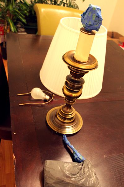 One item I come across a lot in my thrift shopping are these old tarnished brass lamps. Most of them work great but just look yucky with all that tarnish. The good news is I can pick them up usually pretty cheap and with a little paint, I can give that old lamp new life! I picked up two of these babies for $15 on my local area Yard Sale Facebook page…which I admit I am totally addicted to. I've got a friend moving in town soon, so I grabbed one for myself and one for him, so I’ll do an… Brass Lamp Makeover, How To Paint Brass Lamps, Diy Brass Lamp Makeover, Upcycle Brass Lamps, Refinish Brass Lamp, Metal Desk Makeover, China Hutch Makeover, Bronze Spray Paint, Upcycle Chair