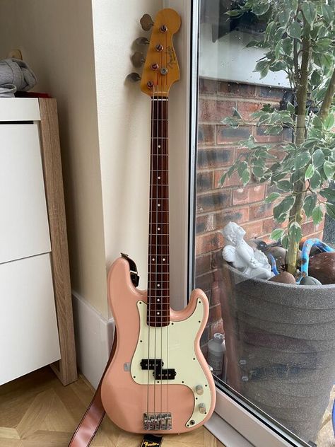 Pink Fender Guitar, Bass Guitar Fender, Pretty Bass Guitars, Precision Bass Fender, Cute Bass Guitar, Pink Bass Guitar, Cool Bass Guitars, Basses Guitar, Fender Precision Bass Guitar