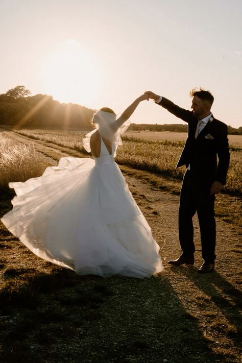 The perfect golden hour for wedding photos. Dancing in rhe sun #goldenhour #wedding #love Bride And Groom Golden Hour, Wedding Golden Hour Photos, Golden Hour Wedding Photography, Open Field Wedding Photography, Sunset Wedding Photos Golden Hour, Wedding Reception Dancing Photos, Soft Wedding Photography, Wedding Sunset Photos, Running Wedding Photos