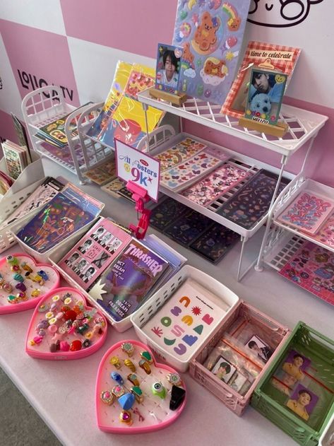 Booth Inspo Aesthetic, Kpop Vendor Booth, Aesthetic Booth Design, Pop Up Market Display Ideas Jewelry, Anime Convention Aesthetic, Convention Booth Ideas, Pop Up Stand Ideas, Bazar Aesthetic, Sticker Display Ideas