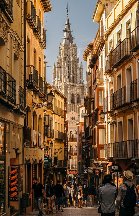 The cobbled streets of Toledo Spain [OC] Barcelona Spain Architecture, People From Spain, Spain Asethic, Spain Astethic, Spain In The Fall, Madrid Streets, Barcelona Landscape, Madrid Spain Photography, Spain People