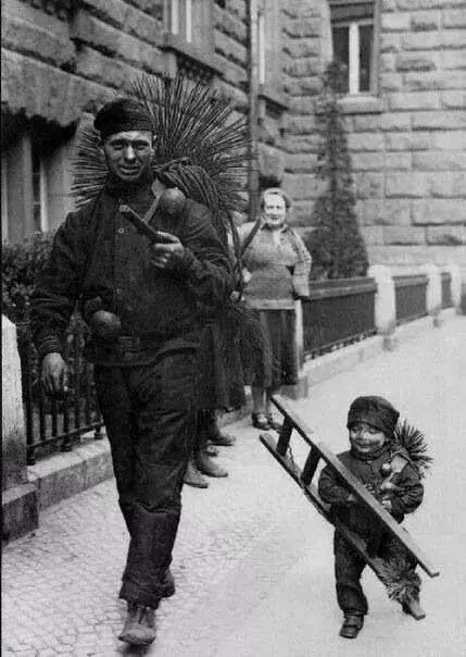 A Chimney Sweep and his tiny apprentice Victorian Chimney Sweep, Chimney Sweep Art, Vintage Foto's, Great Fire Of London, The Great Fire, Victorian London, Chimney Sweep, London History, Old Photographs