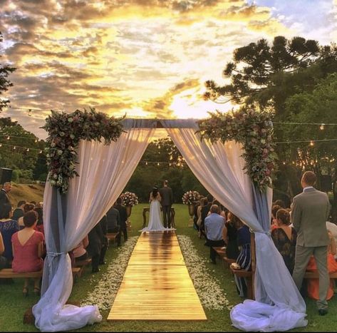 Simple Wedding Ideas Outdoor, Simple Outdoor Wedding Decor, Outdoor Wedding Aisle Ideas, Wildflower Wedding Theme, White Wedding Arch, Wedding Photography Checklist, Bridal Shower Balloons, Wedding Reception Backdrop, Earthy Wedding