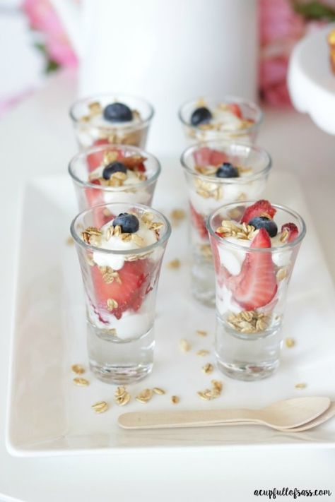 Mini Fruit Parfait Breakfast Shooters, Mini Yogurt Parfait Cups, Mini Yogurt Parfait, Parfait Shooters, Dessert Parfaits, Recept Sandwiches, Yoghurt Parfait, Breakfast Yogurt Parfait, Baby Shower Brunch Food