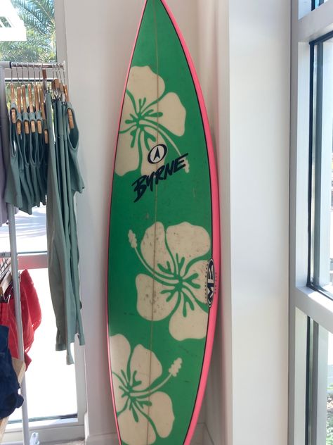 Painting A Surfboard, Short Board Surfboard, Pretty Surfboard, Cute Surfboards, Surf Board Aesthetic, Surf Boards Designs, Painted Surfboard Ideas, Surf Bored, Aesthetic Surfboard