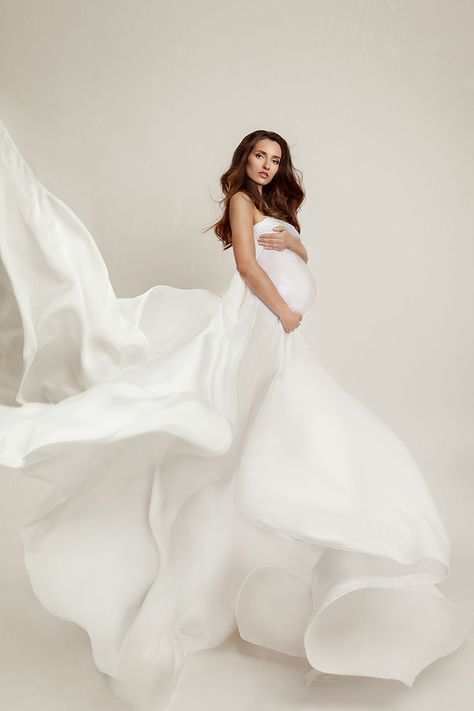 Maternity Photo Shoot Studio, Maternity Photography Ideas Studio, Cool Maternity Photoshoot, Studio Maternity Shoot Couple, Creative Maternity Pictures, Creative Maternity Shoot Ideas, Creative Maternity Photoshoot, Creative Maternity Photography, Flowy Maternity Dress