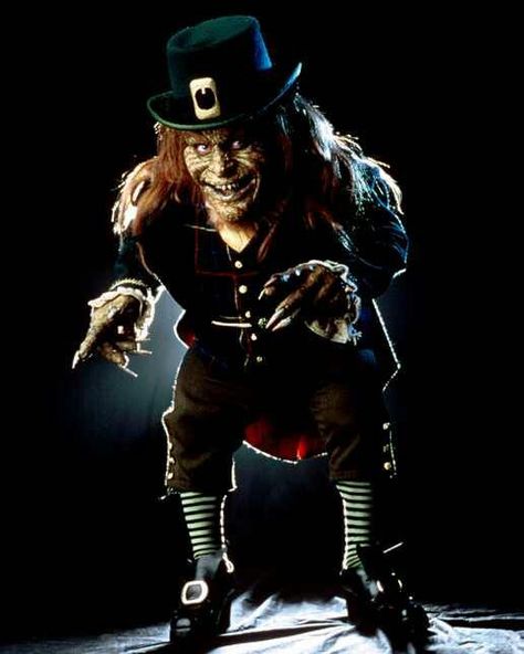 Leprechaun - Me want me gold. Leprechaun Movie, Horror Villians, Warwick Davis, The Leprechaun, Horror Movie Icons, Horror Movie Art, Horror Icons, Movies Outfit, Freddy Krueger