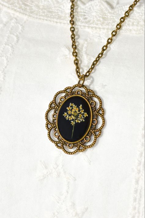 Bronze Aesthetic, Epoxy Resin Necklace, Flower In Resin, Jewelry Everyday, Pressed Flower Crafts, Pressed Flower Necklace, Victorian Pendants, Resin Frame, Wire Jewelry Designs