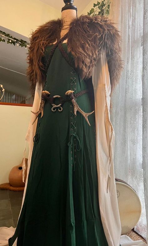 NEW Valkyries Wedding Set Norse Wedding Viking Bridal Gown - Etsy Norse Wedding Dress, Scandinavian Wedding Dress, Norse Wedding Ideas, Nordic Wedding Dress, Nordic Style Wedding, Green Winter Dresses, Brides Mate Dress, Pagan Wedding Dresses, Fur Mantle