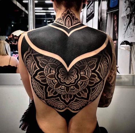 Black Back Piece Tattoo, Black Out Back Tattoo, Blackout Tattoo Women, Black Back Tattoo, Womans Full Back Tattoo, Black Out Back Tattoo Women, Full Back Blackwork Tattoo, Blackwork Tattoo Back Woman, Blackout Chest Tattoo Woman