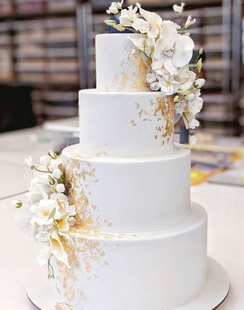 Classy Wedding Cakes, Wedding Cake With Flowers, White And Gold Wedding Cake, Fancy Wedding Cakes, Ivory Wedding Cake, Cake With Flowers, Pretty Wedding Cakes, Wedding Cakes Elegant, Wedding Cake Photos