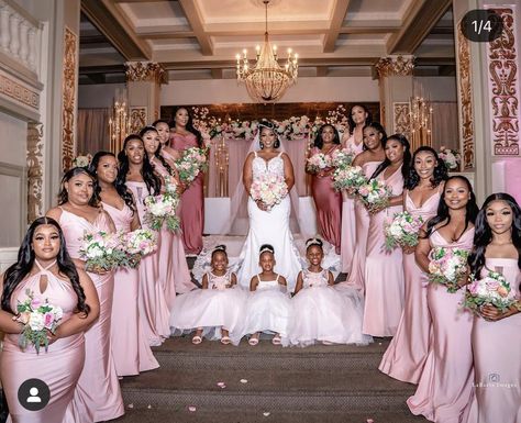 Black People Weddings, Bride And Bridesmaid Pictures, Bridesmaid Pictures, African Bridal Dress, Dream Wedding Reception, Mother Of Groom, Wedding Options, Wedding Picture Poses, Munaluchi Bride