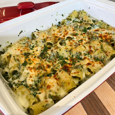 Spinach and Artichoke Pasta Bake by Katie Lee Biegel Katie Lee Biegel Broccoli Casserole, Yurt Party, Katie Lee Biegel Recipes, Artichoke Pasta Bake, Recipe Artichoke, Spinach And Artichoke Pasta, Spinach Artichoke Recipes, Artichoke Casserole, Mushroom Pasta Bake