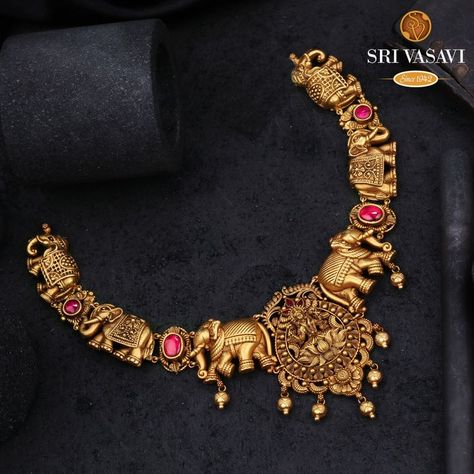 Luring this 22kt Antique gold necklace will go well with ethnic wear. Add a touch of charm to your festive occasions with this elegant Neckpiece. Gold Chocker Design Antique, Antique Chain Designs, Antique Sets Gold, Antique Jewelry Design, Temple Design Necklace Gold, Antique Chains Gold, Temple Jewelry Necklace Jewellery Designs, Antique Gold Necklace Indian Bridal Jewelry, Antique Necklace Gold Indian Temple Jewellery