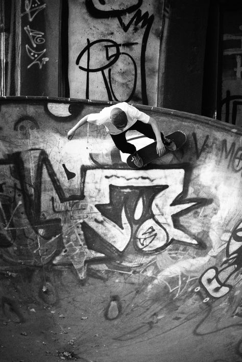 A skatepark decorated in graffiti with a black and white filter. Black And White Graffiti Aesthetic, Black And White Graffiti Art, Graffiti Black And White, Skater Poster, Grey Graffiti, Black White Graffiti, Skateboard Wallpaper, Grey And White Wallpaper, Magazine Cover Ideas