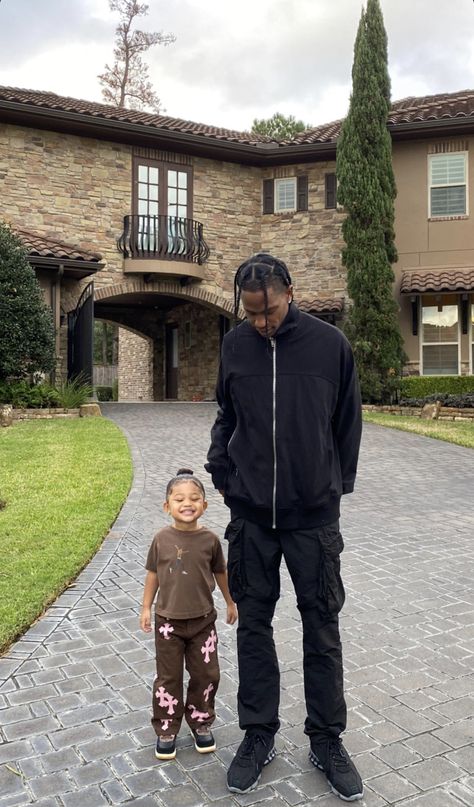 Stormi And Travis Cute, Travis Scott With Stormi, Stormi Outfits, Travis And Stormi, Kylie Stormi, Kylie And Travis Scott, Hicks Und Astrid, Travis Scott Outfits, Stile Kylie Jenner