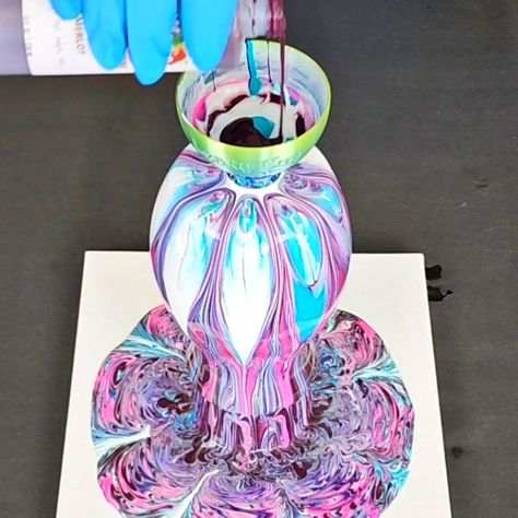 Paint Pouring On Glass Vase, Acrylic Vase, Pour Paint, Acrylic Pouring Techniques, Painted Glasses, Paint Pouring, Craft Paint, Pouring Painting, Fluid Painting