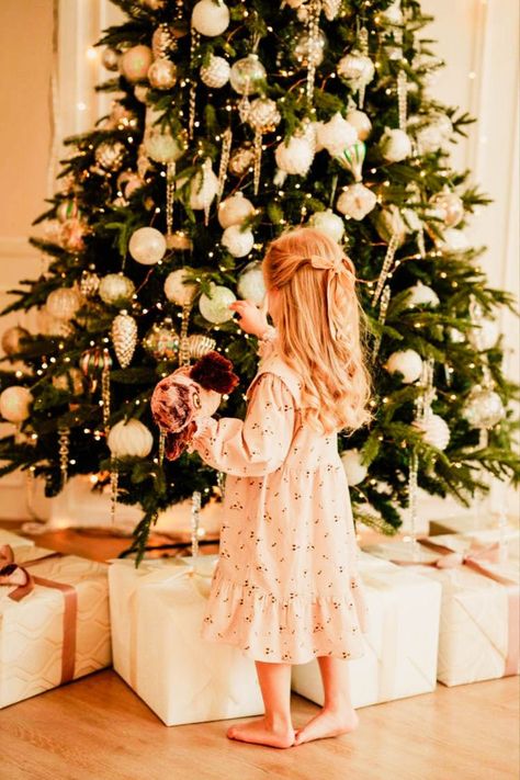 a girl next to a christmas tree Toddler Christmas Photos, Christmas Photoshoot Kids, Christmas Family Photoshoot, Xmas Photos, Merry Christmas Photos, Christmas Portraits, Christmas Shoot, Christmas Mini Sessions, Sister Christmas