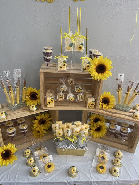 Sunflower And Bee Birthday Party, Sunflower Theme Engagement Party, Sunflower 1st Birthday Party Girl, Baby Shower Yellow Theme, Sunflower Theme Baby Shower Ideas, Sunflower Baby Shower Ideas Girl, Sunflower Desserts, Sunflower Treats, Yellow Sweet 16