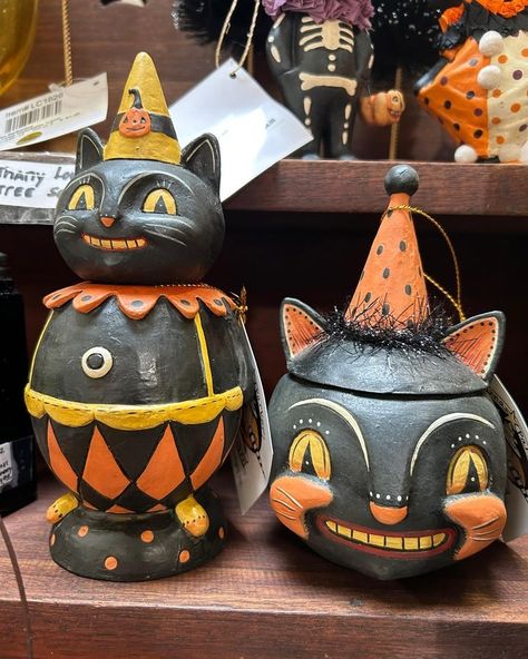 Animal Pumpkin Painting, Ceramic Pumpkin Painting Ideas, Treat Cones, Halloween Folk Art, Halloween Home Decor, Retro Halloween, Painted Pumpkins, Halloween House, Halloween Art